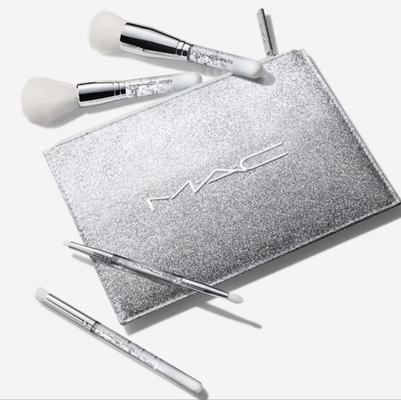 MAC Brush Of Snow Essential Brush Kit - Picture 1 of 6